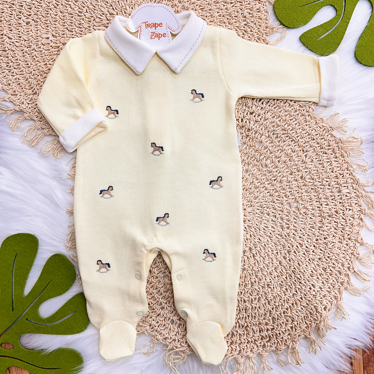Macacão Tricotil (Tricot 100% Algodão) com Gola e Bordado - Amarelo Cavalinho de Brinquedo